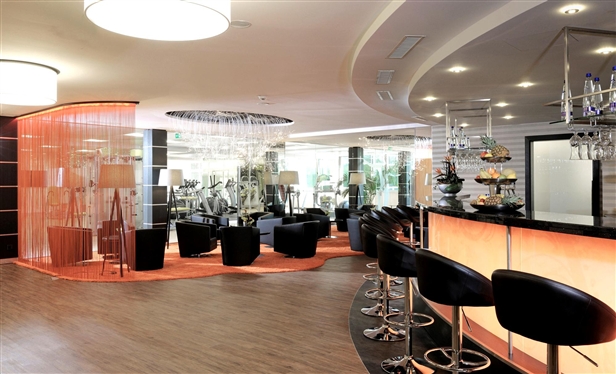 Gesunde Erfrischungen erhalten Sie an der Fitnessbar