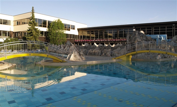 Eines der ganz großen Außenbecken - das Gegenstrom-Bad (34 - 36° C)