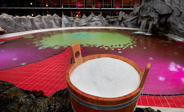 Heilkraft pur in der Salzwasser-Felsenlagune: Heilwasser versetzt mit 6 Tonnen naturbelassenem Steinsalz aus dem Salzkammergut.