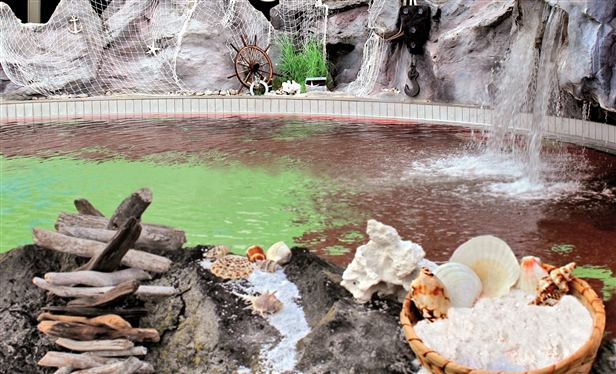 Heilkraft pur in der Salzwasser-Felsenlagune: Heilwasser versetzt mit 6 Tonnen naturbelassenem Steinsalz aus dem Salzkammergut.