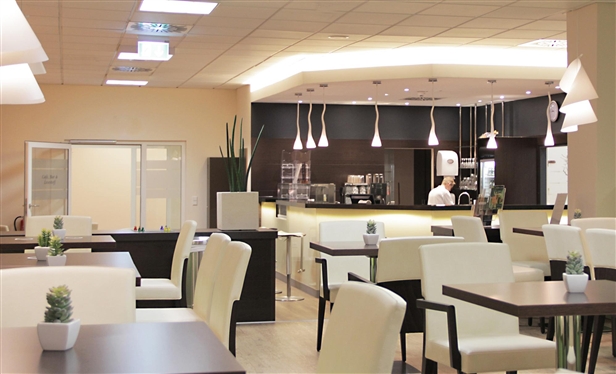 Panoramacafé im 2. OG – Genießen und Stärken mit Ausblick auf die Thermenlandschaft
