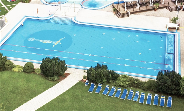 Bei kühleren 27° C können Sie im Schwimmerbecken Ihre Bahnen ziehen