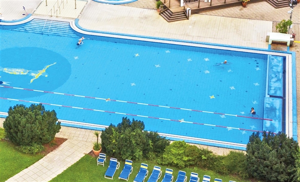 Schwimmerbecken mit 30 Metern Länge