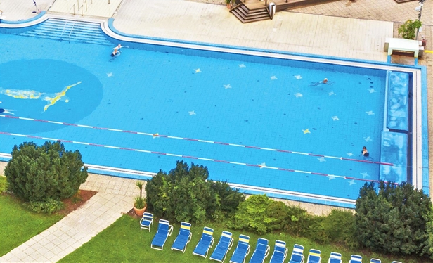 Bei kühleren 27° C können Sie im Schwimmerbecken Ihre Bahnen ziehen