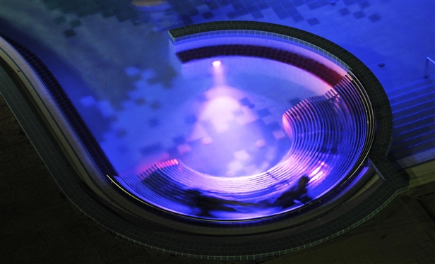 Die XXL-Whirlpools sind in den Abendstunden bunt beleuchtet