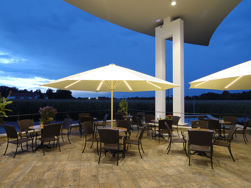 Terrasse des Wiener Cafés bei Nacht - Schirme und Tische